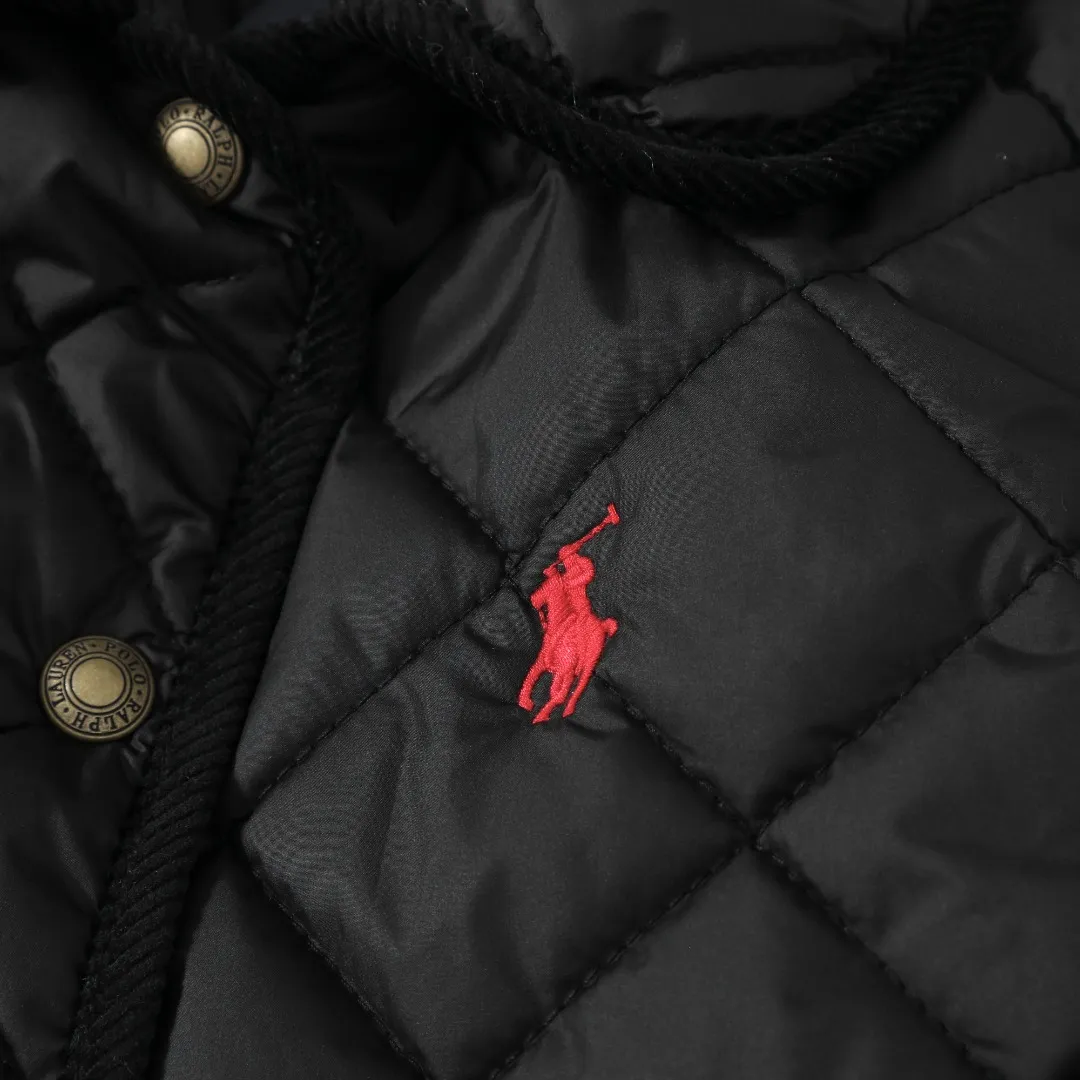 P350 #R53 Ralph Lauren Diamond Quilted Cotton Clothes Women's Tops Retro college style, classic diamond quilting, retro and warmth coexist. When delicate quilting stitches meet the three-dimensional diamond pattern, a warm cotton jacket with a college atmosphere. Exquisite details interpret autumn and winter textured outfits. 4-color versatile style, easy to control various occasions. Black classic｜Low-key high-end that never goes wrong Navy blue is calm | Quiet and intellectual temperament; Khaki is gentle | Creates a warm retro atmosphere; White is fresh | A touch of light halo in winter. Ingenuity is evident in the details, and the quality is at your fingertips. Customized metal buttons embellish the placket. Exquisite embroidery on the chest highlights the brand genes. 120g high-fill cotton is evenly filled. Commuting scene: Pair with straight trousers + loafers. Casual everyday: layered knitted skirt + short boots. College style: combination of jeans + canvas shoes. This winter, let the diamond pattern add elegance to you. Use a classic cotton coat to write your own retro fashion narrative. Color: Navy blue, black, white, khaki. Size: S M L XL. Bust: 107 111 115 119. Length: 65 66 67 68 Sleeve length: 64 64 64 64 Shoulder width: 42 43 44 45 S size: recommended within 100 catties M size: recommended within 120 catties L size: recommended within 140 catties XL size: recommended within 160 catties